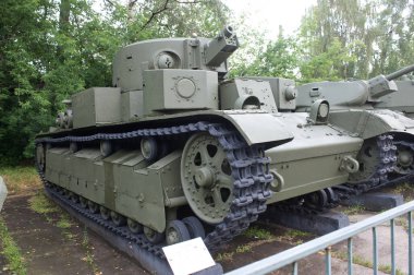 Moskova, Rusya - 13 Temmuz 2012. Sovyet tarihi trehyadernye Silahlı Kuvvetler Merkezi Müzesi, Moskova 'daki T-28 tankı.