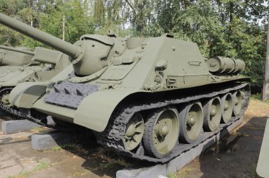 Moskova, Rusya - 13 Temmuz 2012. Sovyet otomatik silahı SU-85 Merkez Silahlı Kuvvetler Müzesi 'nde.