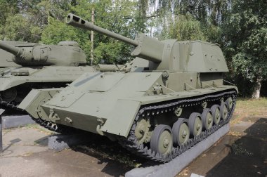 Moskova, Rusya - 13 Temmuz 2012. Sovyet tarihi kendinden güdümlü topçu tesisi SU-76 'nın Silahlı Kuvvetler Merkez Müzesi' nde, yan görüş