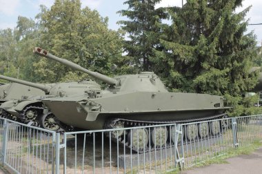 MOSCOW, RUSSIA - 13 Temmuz 2012: Sovyet hafif amfibi tankı PT-76 Moskova Merkez Silahlı Kuvvetler Müzesi, cephe manzaralı