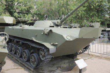 MOSCOW, RUSSIA - 13 Temmuz 2012: Sovyet makinesi BMD-1 'i Moskova' daki Merkez Silahlı Kuvvetler Müzesine indirdi