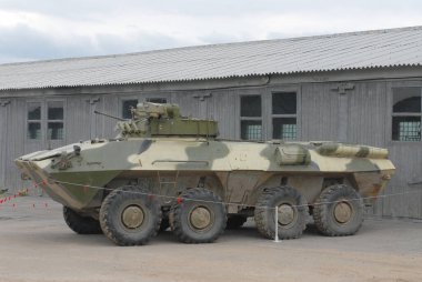 Moskova bölgesi, Rusya - 10 Mayıs 2008. Deneyimli personel taşıyıcı BTR-90 Kubinka çöp sahasında