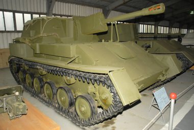Moskova bölgesi, RUSSIA - 9 Eylül 2007: Sovyet 76 mm otomatik top SU-76M zırhlı araçlar müzesinde, Kubinka