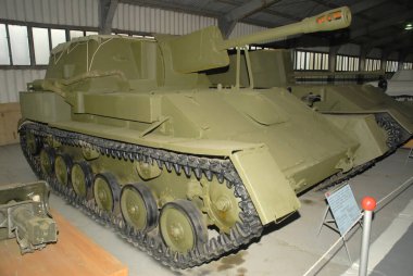 Moskova bölgesi, RUSSIA - 9 Eylül 2007: Sovyet 76 mm otomatik top SU-76M zırhlı araçlar müzesinde, Kubinka