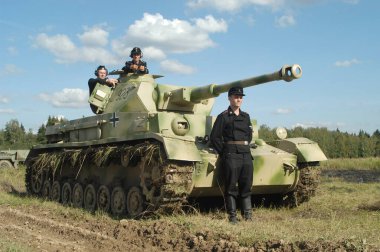 MOSCOW REGION, RUSSIA - 12 Eylül 2003: Moskova bölgesinde mürettebatı bulunan eski Alman Panzer IV tankı Kubinka