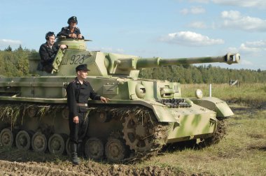 MOSCOW REGION, RUSSIA - 12 Eylül 2003: Eski Alman Panzer IV tankı, Moskova bölgesindeki atık sahasının yeniden inşasında görev aldı.