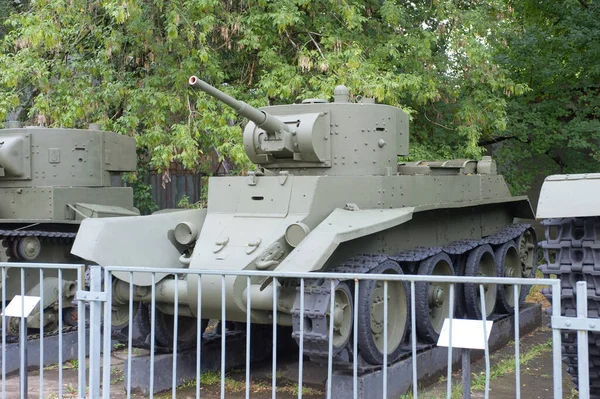 モスクワ ロシア 2012年7月13日 中央軍事博物館のソ連の歴史的な軽戦車Bt サイドビュー — ストック写真