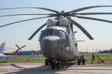 Zhukovsky, RUSSIA - 29 Ağustos 2019: Sovyet ve Rus ağır askeri nakliye helikopteri Mil Mi-26 Halo uluslararası havacılık ve uzay salonu MAKS-2019, ön görüş