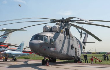 Zhukovsky, RUSSIA - 29 Ağustos 2019: Sovyet ve Rus ağır askeri taşımacılık gri helikopter Mil Mi-26 Halo uluslararası havacılık ve uzay salonu MAKS-2019