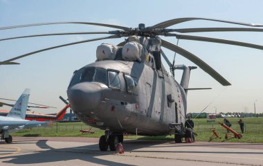 Zhukovsky, RUSSIA - 29 Ağustos 2019: Sovyet ve Rus ağır askeri nakliye helikopteri Mil Mi-26 Halo Uluslararası Havacılık ve Uzay Salonu MAKS-2019