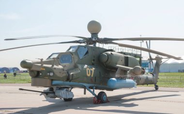 Zhukovsky, RUSSIA - 29 Ağustos 2019: Sovyet ve Rus Mil Mi-28UB Gece Avcısı Havoc-B savaş eğitim helikopteri numarası RF-13659 olan MAKS-2019 Uluslararası havacılık salonu, sol-ön görüş