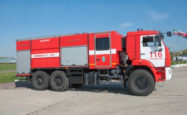 Zhukovsky, RUSSIA - 29 Ağustos 2019: Rus itfaiye tankeri AC 6-0-40 (43118) uluslararası havacılık ve uzay salonu MAKS-2019 'daki KAMAZ şasesi üzerinde