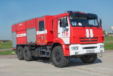 Zhukovsky, RUSSIA - 29 Ağustos 2019: Rus itfaiye tankeri AC 6-0-40 (43118) uluslararası havacılık ve uzay salonu MAKS-2019 'daki KAMAZ şaseli, ön görüş