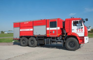 Zhukovsky, RUSSIA - 29 Ağustos 2019: Rus itfaiye tankeri AC 6-0-40 (43118) uluslararası havacılık ve uzay salonu MAKS-2019 'daki KAMAZ şaseli, sağ görüşlü