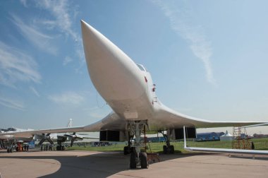 Zhukovsky, RUSSIA - 29 Ağustos 2019: Sovyet ve Rus süpersonik stratejik bombardıman uçağı Tupolev Tu-160 Blackjack MAKS-2019 hava gösterisinde kendi adıyla 