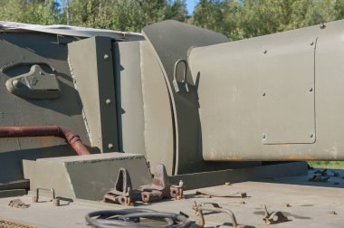 Çernogolovka, Moskova bölgesi, RUSSIA - 25 Ağustos 2018: Sovyet hafif, eski, kendinden güdümlü topçu birliği, 2. Dünya Savaşı 'nın motorları, sağ taraftaki topun bir parçası.