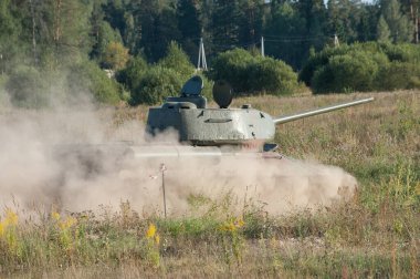 Çernogolovka, Moskova bölgesi, RUSSIA - 25 Ağustos 2018: Büyük 2. Dünya Savaşı 'nın Sovyet tankı T-34-85 toz ve dikiz aynasıyla sahaya çıktı
