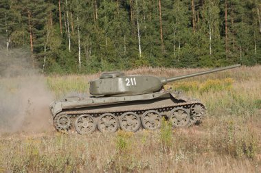 Çernogolovka, Moskova bölgesi, RUSSIA - 25 Ağustos 2018: Sovyet eski orta tankı T-44 savaş motorları retro rallisinde sahada hareket halindeydi
