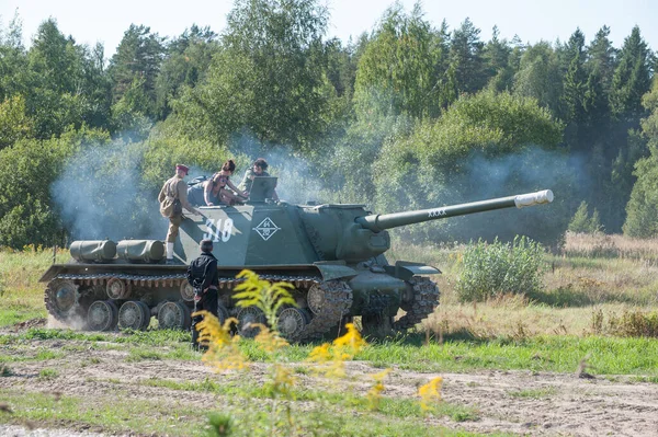 2018年8月25日 俄罗斯 莫斯科地区 二战期间苏联老式自行推进炮兵部队Isu 122在复古集会 战争引擎 上的发言 — 图库照片