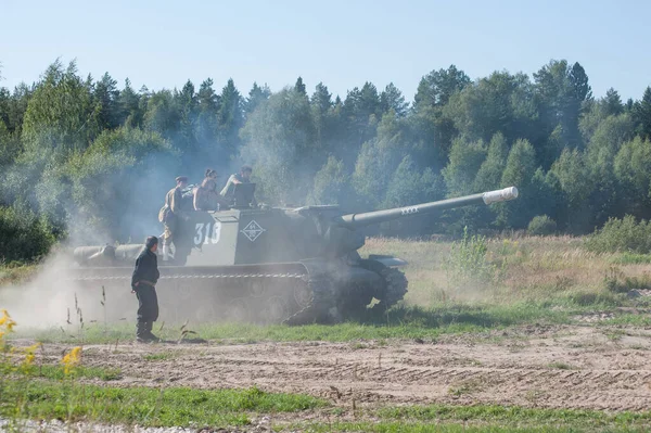 2018年8月25日 俄克拉荷马州 莫斯科地区 二战期间苏联老式自行推进炮兵部队Isu 122在战场上的复古集会 战争机器 上移动 — 图库照片