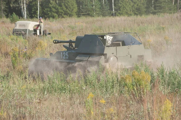 ロシア モスクワ地方チェルノゴロフカ 2018年8月25日 第二次世界大戦の偉大なソ連の自走砲部隊レトロな集会 戦争のエンジン のほこりのフィールドにSu 76の乗り物 左リアビュー — ストック写真