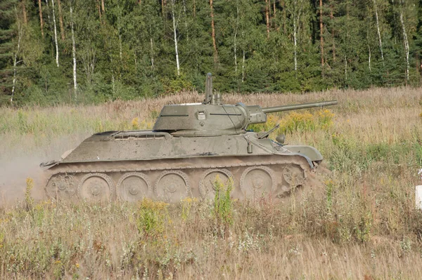 2018年8月25日 苏联在第二次世界大战中的中型坦克T 76在 战争引擎 复古集会的灰尘中穿过战场 侧视图 — 图库照片