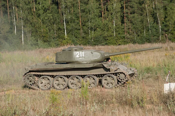 Çernogolovka, Moskova bölgesi, RUSSIA - 25 Ağustos 2018: Sovyet eski orta tankı T-44 savaş motorları retro rallisinde sahada hareket halindedir