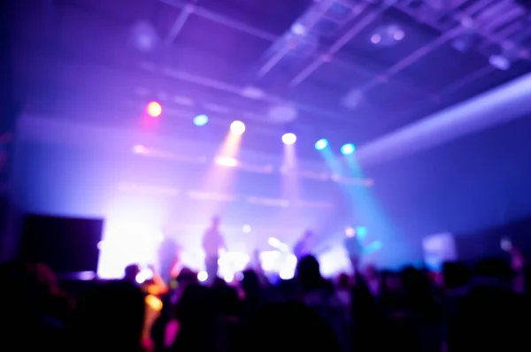 Stage, concert light. People are watching a concert , blur — Stock Photo, Image