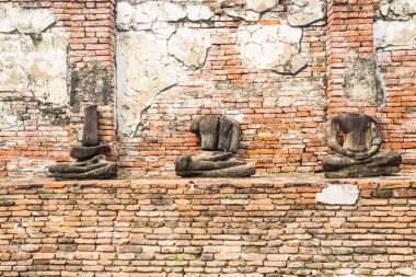 Ay'daki Wat Mahathat Antik Tapınağı'nda eski başsız Buda heykeli