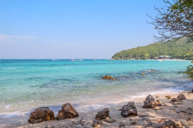 Kohlarn, Chonburi, Tayland dağ ve mavi gökyüzü ile güzel tropikal deniz Plajı