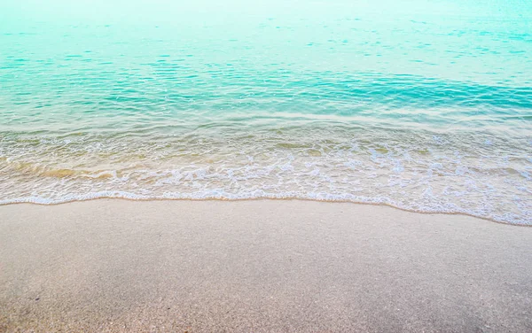 Onda de oceano azul na praia arenosa — Fotografia de Stock