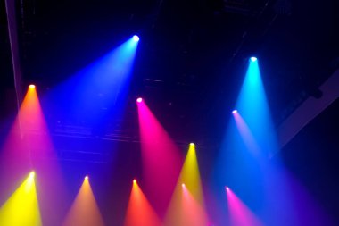 Konserde Güzel Renkli sahne ışıkları