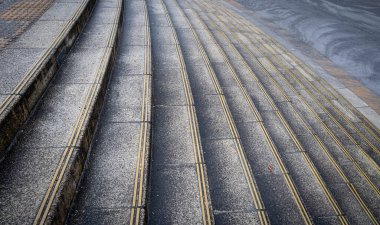 Sarı çizgili çimento merdiven.