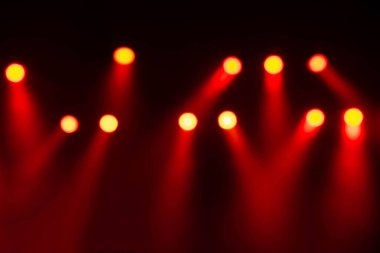 Konserde kırmızı ışıkların ve dumanın bulanıklığı