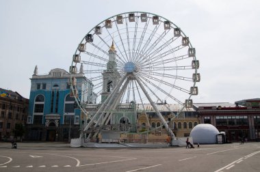 Kiev, Ukrayna - 7 Nisan 2019: şehir meydanında dönme dolap