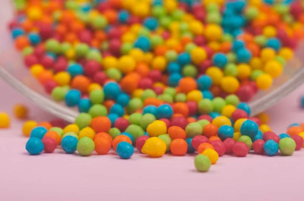 Caramelos multicolores en cuenco de vidrio. caramelo dispersos para el vidrio, macro foto — Foto de Stock