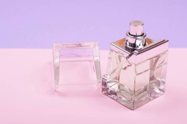 kopya alanı ile sıcak arka planda açık parfüm şişesi