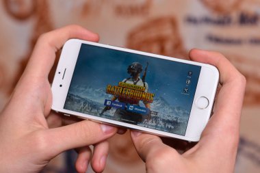 Kiev, Ukrane - 6 Mart 2019: Player's Unknown Battleground ile bir akıllı telefon tutan hand holding pubg online çekim oyun olarak da bilinir