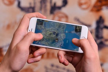 Kiev, Ukrane - 6 Mart 2019: Player's Unknown Battleground ile bir akıllı telefon tutan hand holding pubg online çekim oyun olarak da bilinir