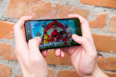 Kiev, Ukrane - 6 Mayıs 2019: Player's Angry Birds 2 oyun ile bir akıllı telefon tutan el
