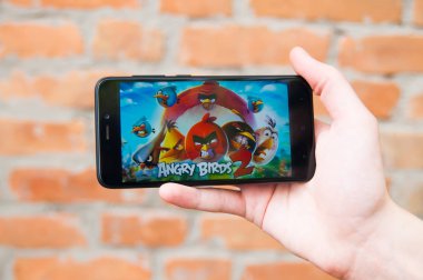 Kiev, Ukrane - 6 Mayıs 2019: Player's Angry Birds 2 oyun ile bir akıllı telefon tutan el