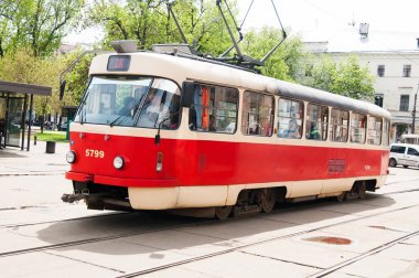 Kiev, Ukrayna - 7 Nisan 2019: Şehirde eski vintage kırmızı tramvay