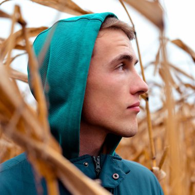 adam mısır tarlası yakın