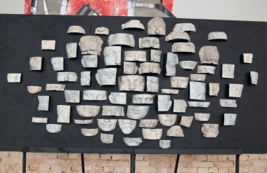 Kyiv, Ukrayna-05 Mayıs: müze Kyiv Quay ücretsiz. birçok alçı parçadan yapılmış bir insan yüzünün maskesi