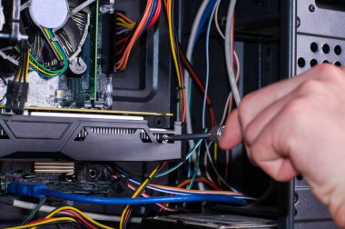 Bilgisayar tamiri. Adam onarım siyah PC