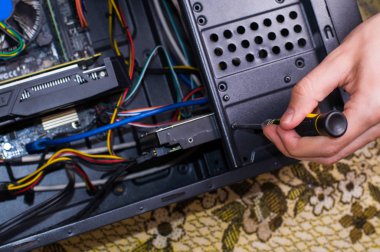 Bilgisayar tamiri. Adam onarım siyah PC