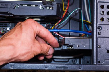 Bilgisayar tamiri. Adam onarım siyah PC