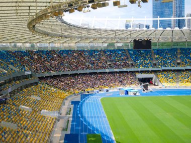Kiev, Ukrayna - 29 Haziran 2019 yıl. Futbol stadyumu nsk olympiyskiy. Yeşil alan. Tribünlerin görünümü
