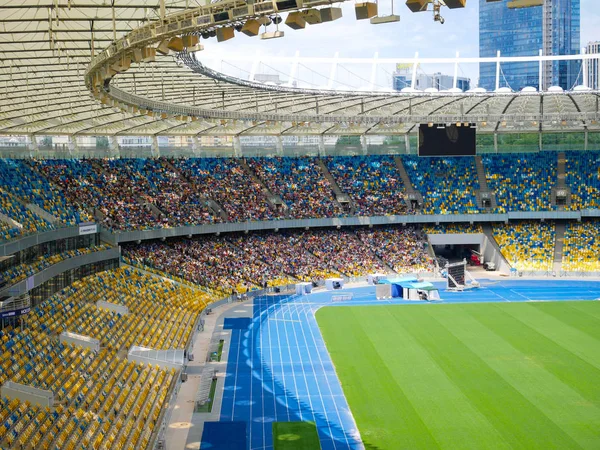 Kiev, Ukrayna - 29 Haziran 2019 yıl. Futbol stadyumu nsk olympiyskiy. Yeşil alan. Tribünlerin görünümü