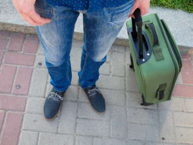 seyahat bavulu ile adam